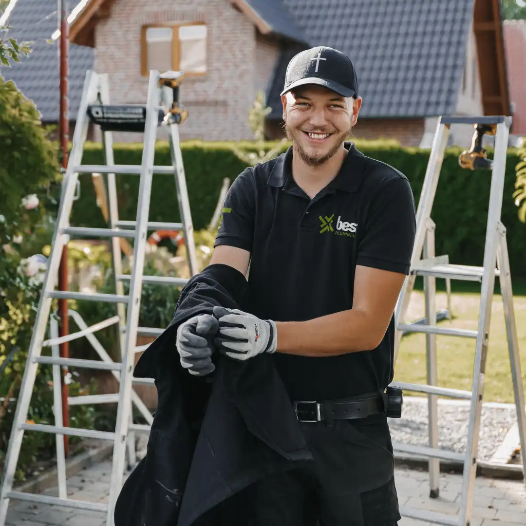 Handwerker auf Montage zieht Arbeitsjacke aus