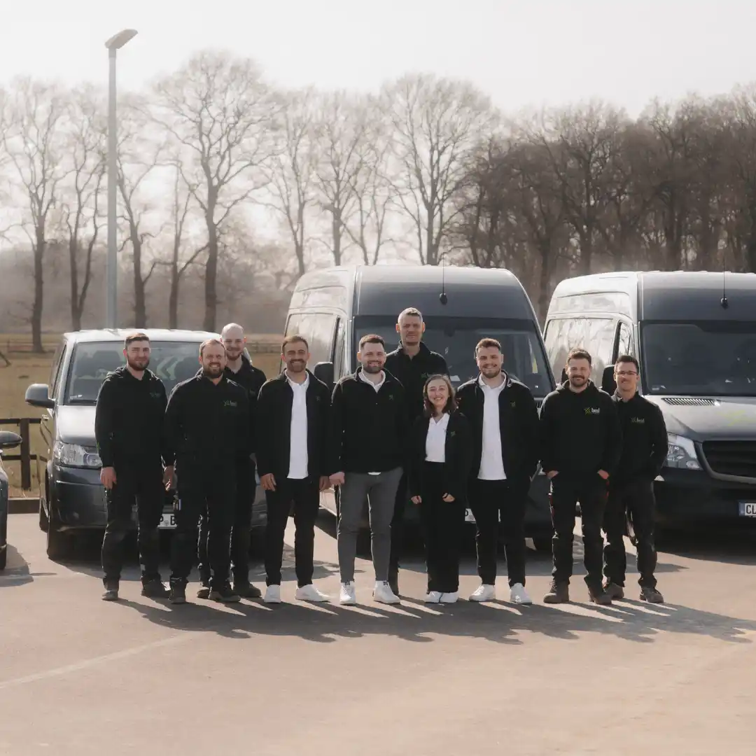 best Aluminium Team vor der Fahrzeugflotte