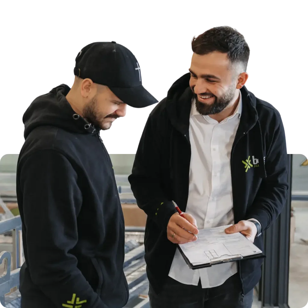 Mitarbeiter erklärt die Montage