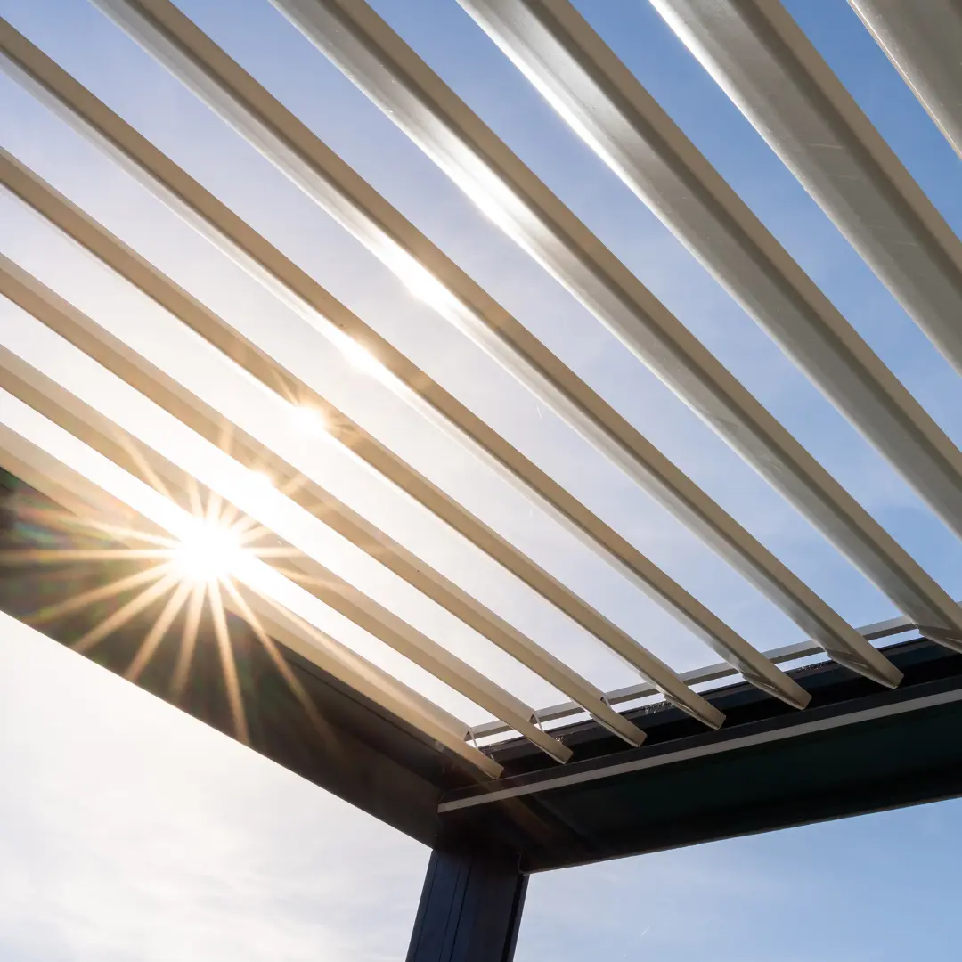 Geöffnetes Lamellendach unter blauem Himmel