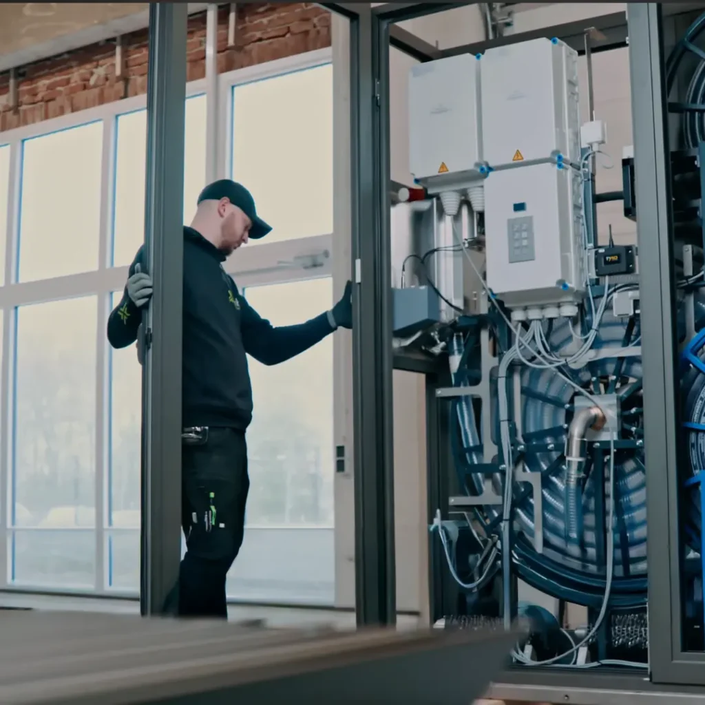 Mitarbeiter baut Einhausungen - Made in Germany