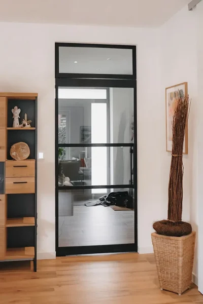 Innenarchitektur Loft: stilvolle Tür zwischen Wohn- und Arbeitsbereich